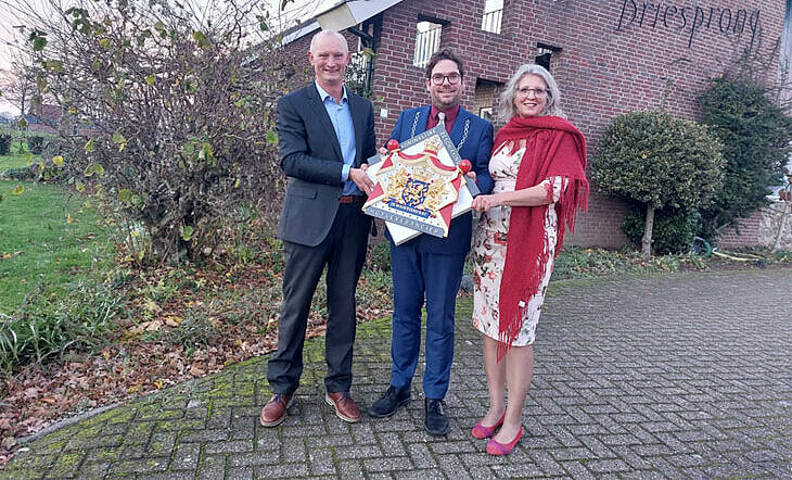 foto van de burgemeester en de ondernemers met het certificaat