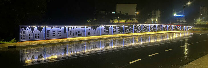 de nieuwe verlichte brug in de avond