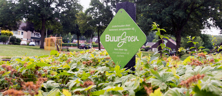 groen plantsoen met een bord erin met tekst BuurGroen